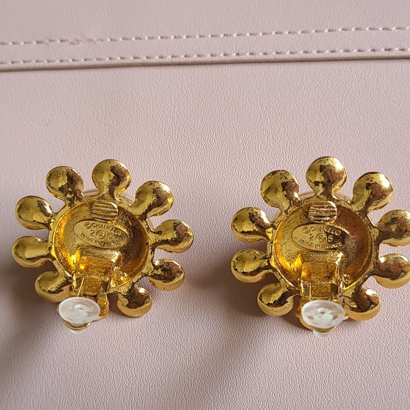 Authentic Chanel clip on earrings - Picture 6 of 16
